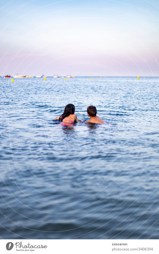Zwei kleine Kinder schwimmen auf dem Meer aktiv Aktivität Strand schön blau sorgenfrei Kindheit Konzept Textfreiraum niedlich Genuss Familie Freiheit Spaß