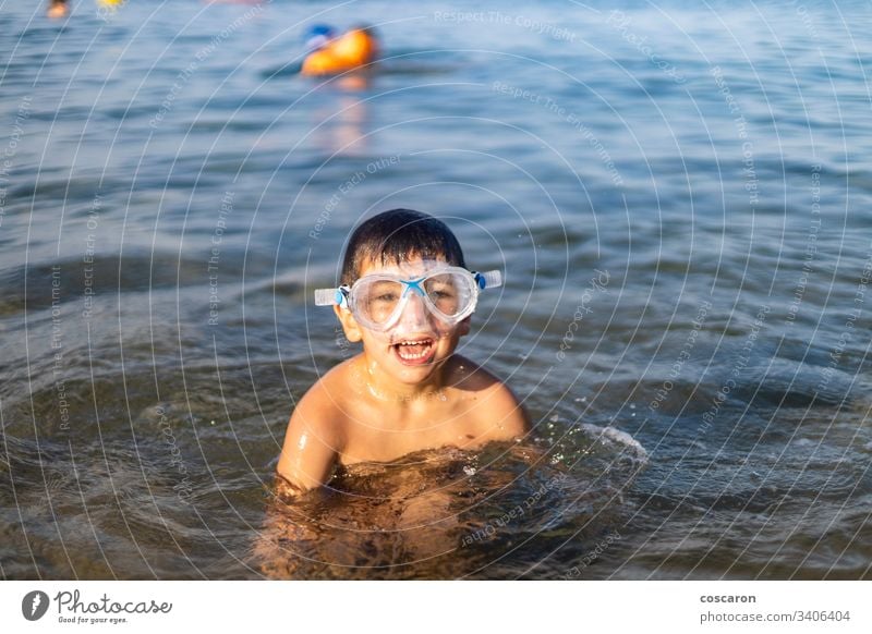 Lustiges Kind mit Taucherbrille am Strand aktiv Aktivität blau Junge heiter Kindheit niedlich Tauchen expressiv Spaß Schutzbrille Fröhlichkeit Glück Feiertag