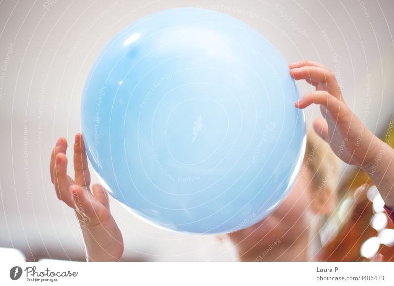 Nahaufnahme eines Kindes, das einen Luftballon aufbläst Schlag Spielen Mädchen Porträt Freizeit & Hobby Geburtstag Veranstaltung Party aufblasend blau spielen