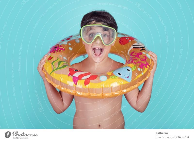 Lächelndes Kind mit Schwimmring Schwimmer Sommer Pool heiter Freude Glück Fröhlichkeit Feiertage Lifestyle Ausdruck sich[Akk] entspannen Badeanzug schwimmen