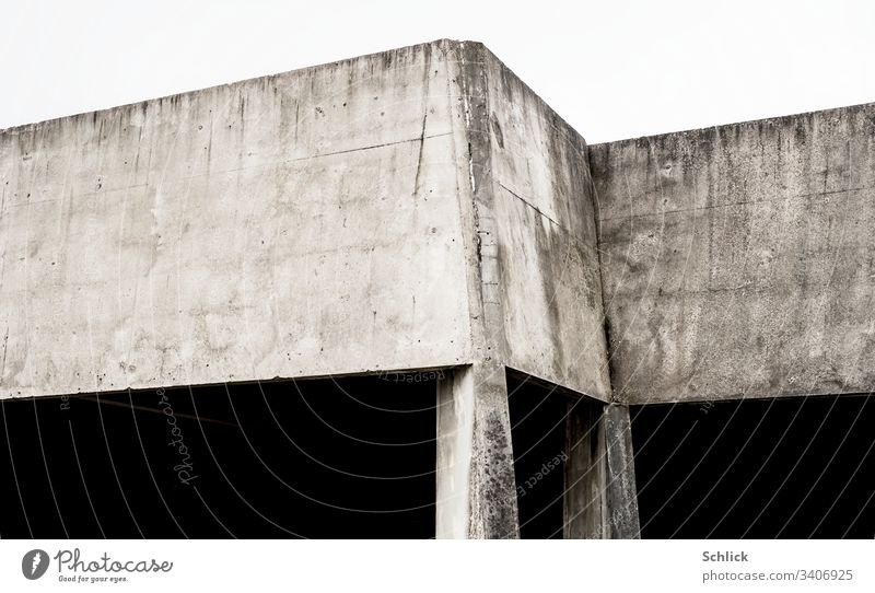 Einfaches Bauwerk aus Beton mit Ecken auf  zwei dünnen Stützen abstrakt hohen Kontrast Flächen Betonwände Winkel einfach Sichtbeton Schmutz Detailansicht grau