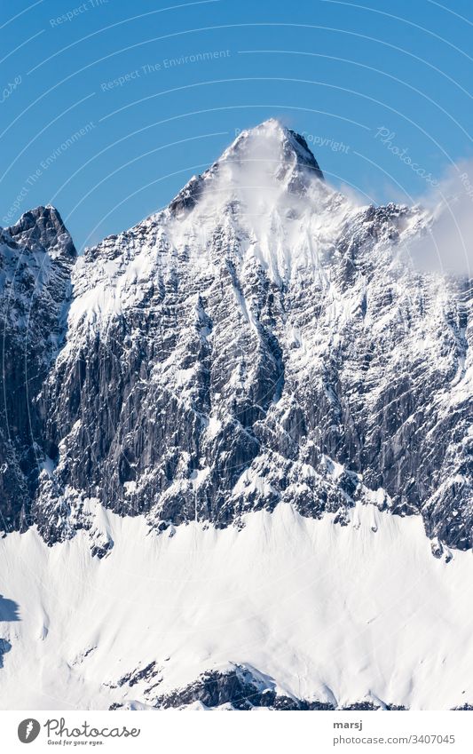 Mächtiger Mitterspitz im feinen Nebelschleier Starke Tiefenschärfe Außenaufnahme Farbfoto Macht fantastisch Schneebedeckte Gipfel Dachsteingruppe