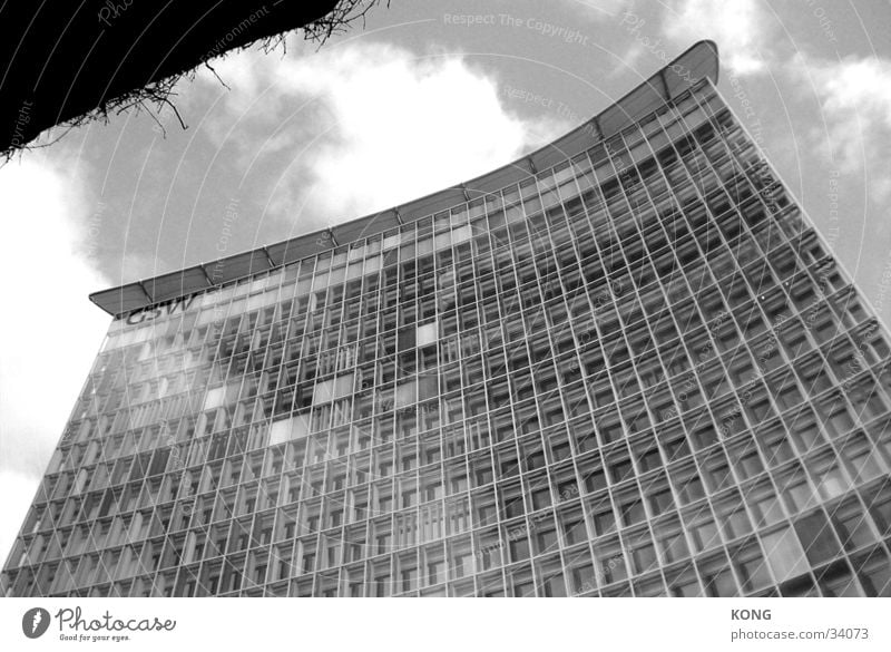 GSW Hochhaus Berlin Wolken Fassade Architektur Scharz Weiß Perspektive Himmel Glas Reflektion Sauerbruch und Hutton