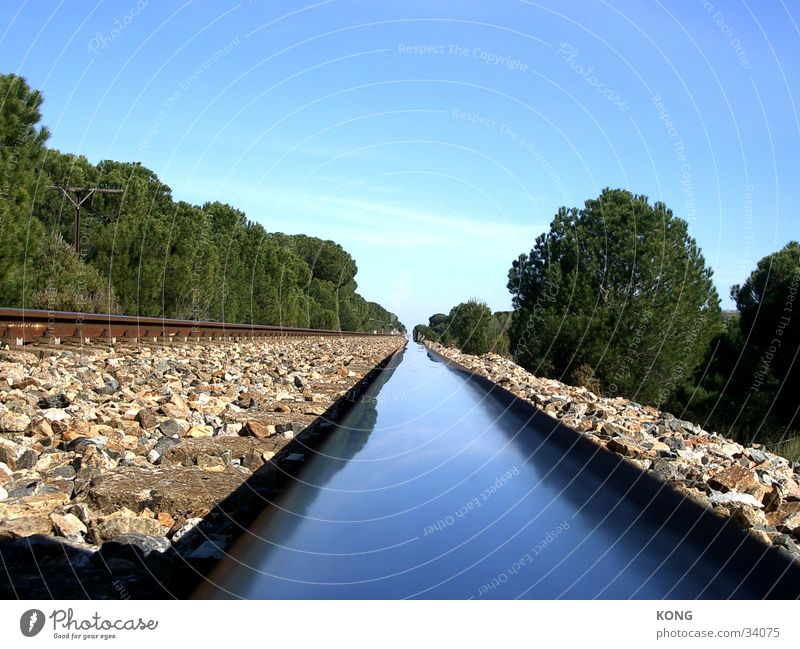 Schienenfluß Gleise Reflexion & Spiegelung Einsamkeit Horizont Spanien ruhig Verkehr Perspektive Metall