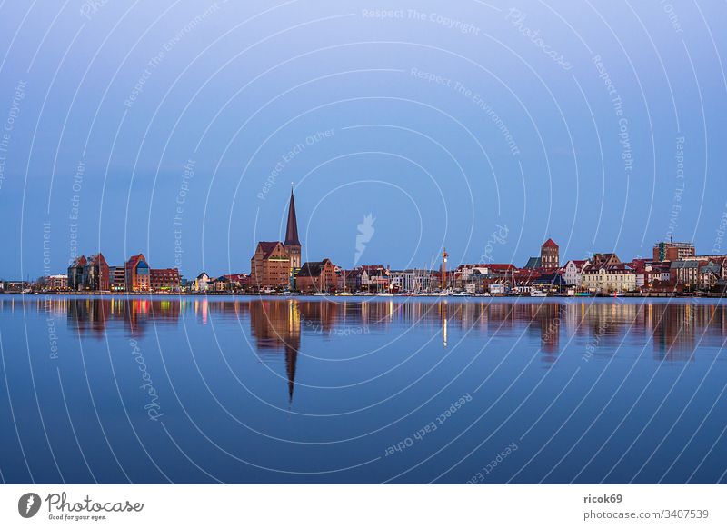 Blick über die Warnow auf die Stadt Rostock am Abend Fluss Mecklenburg-Vorpommern Stadthafen Architektur Häuser Gebäude Wahrzeichen Sehenswürdigkeit Wasser