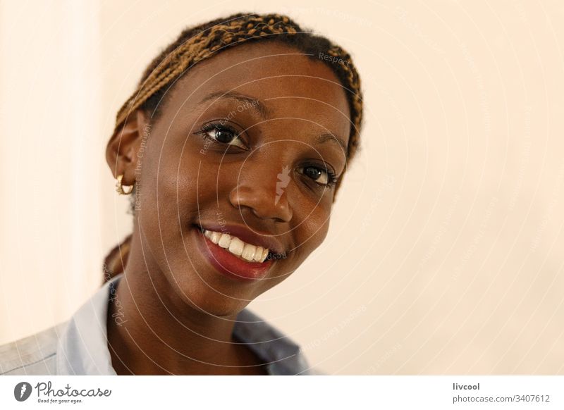 lächelnde Museumsrezeptionistin, Havanna - Kuba schön Schönheit Nizza Lächeln Empfangsdame karibisch Insel Kubanerin Erwachsener Menschen Porträt gutaussehend
