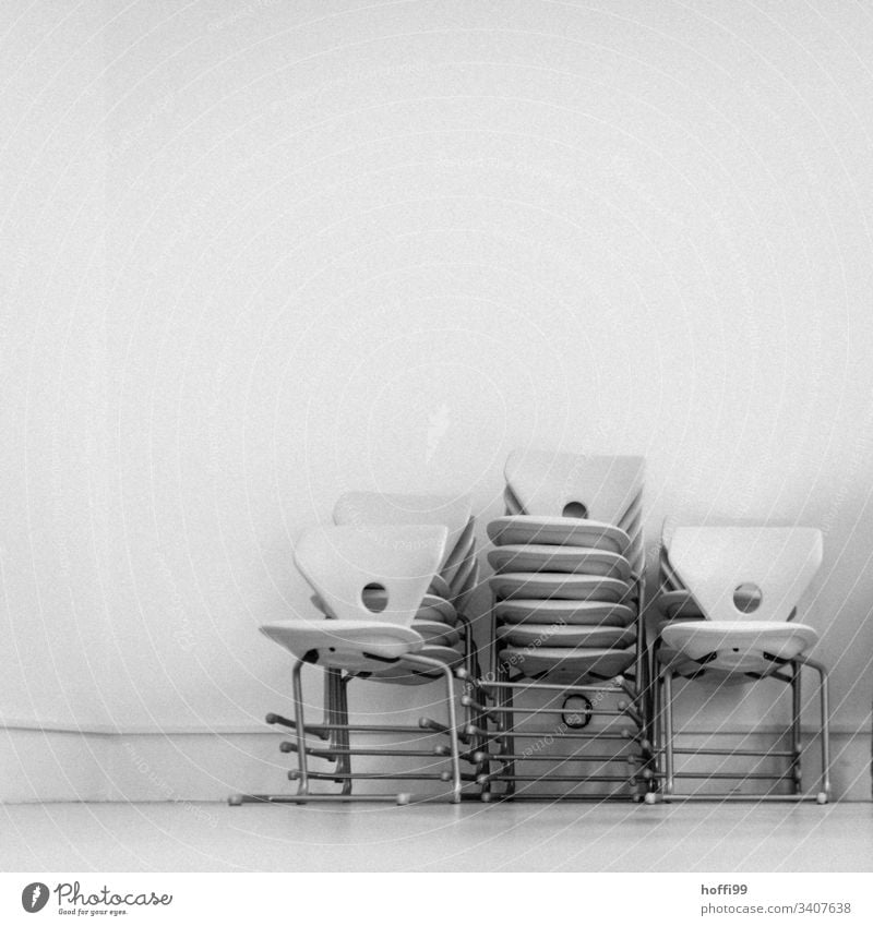 Stapel von Stühlen Stuhl minimalismus minimalistisch Klappstuhl Büro Konferenzsaal Stuhlgruppe Stuhlstapel Stahl modern trist grau Sauberkeit Kunstlicht