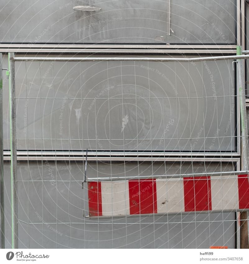 Baustellenabsperrung Barke Zaun Absperrung graue Wand Zäune eingezäunt Metallzaun Schranke Sicherheit Schutz Schilder & Markierungen Straßenbau Mauer verbogen