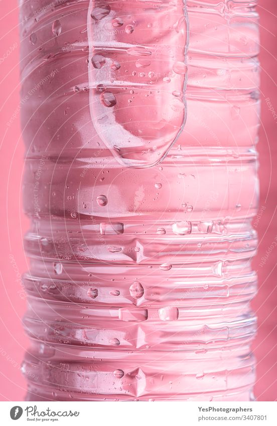Wasserflasche auf rosa Hintergrund Nahaufnahme aqua Getränk Flasche übersichtlich kalt cool Details trinken Ökologie Energie frisch Frost liquide Makro