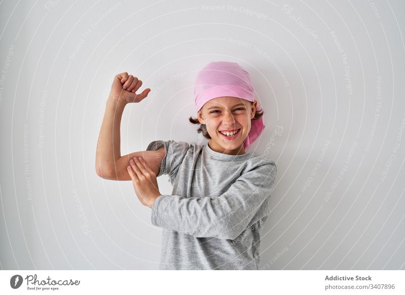 Mutiger kleiner Junge gegen Krebs an der Wand Kind Diagnostik schreien anheben Faust krank Raum männlich kämpfen Stärke Willensstärke geduldig Optimist