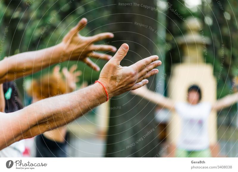Die Hände der Menschen werden im Park zum Yoga hochgehoben aktiv Farben Tag Finger Gesundheit Natur Teil des Körpers Erholung Silhouette Männersilhouette Sport