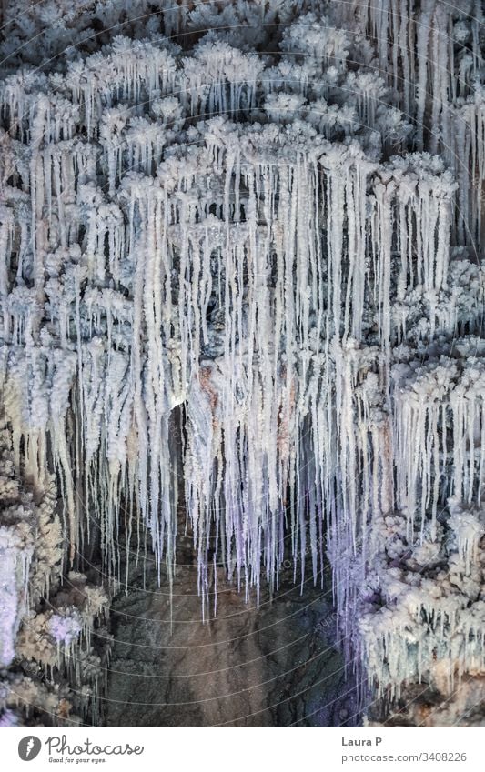 Nahaufnahme der Salz-Eiszapfen Hintergrund schön Höhle kalt Frost gefroren gefrorene Salz-Eiszapfen Geologie innerhalb einer Höhle in einem Salzbergwerk