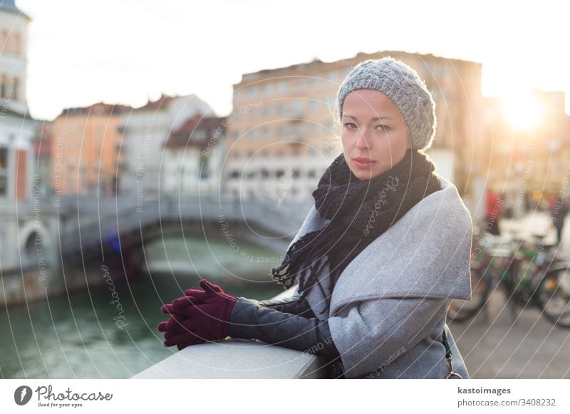 Schöne junge Frau in Ljubljana im Winter kalt Wintertag Winterstimmung Kälte kalte Witterung kalte Temperatur Frost frieren Klima Schal Verschlussdeckel