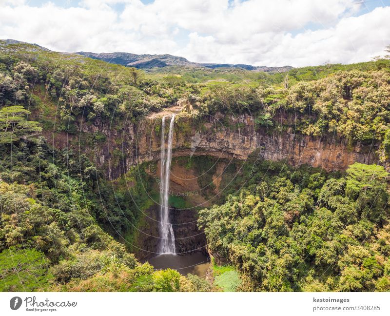 Luftaufnahme-Perspektive des Chamarel-Wasserfalls im tropischen Inseldschungel von Mauritius. Ansicht Afrika fließend Wald grün Dschungel Landschaft
