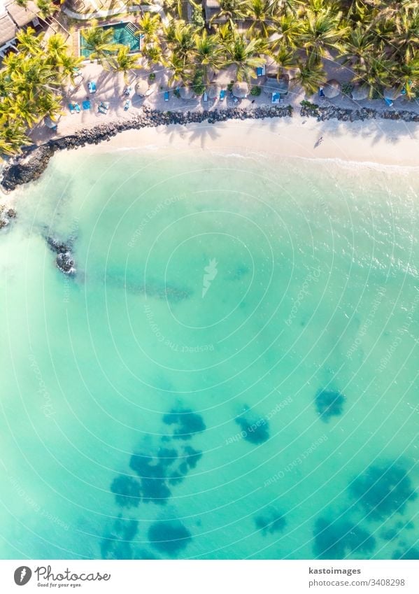 Luftaufnahme des erstaunlichen tropischen weißen Sandstrandes mit Palmblattschirmen und türkisfarbenem Meer, Mauritius. Strandpromenade Resort reisen Pool Hotel