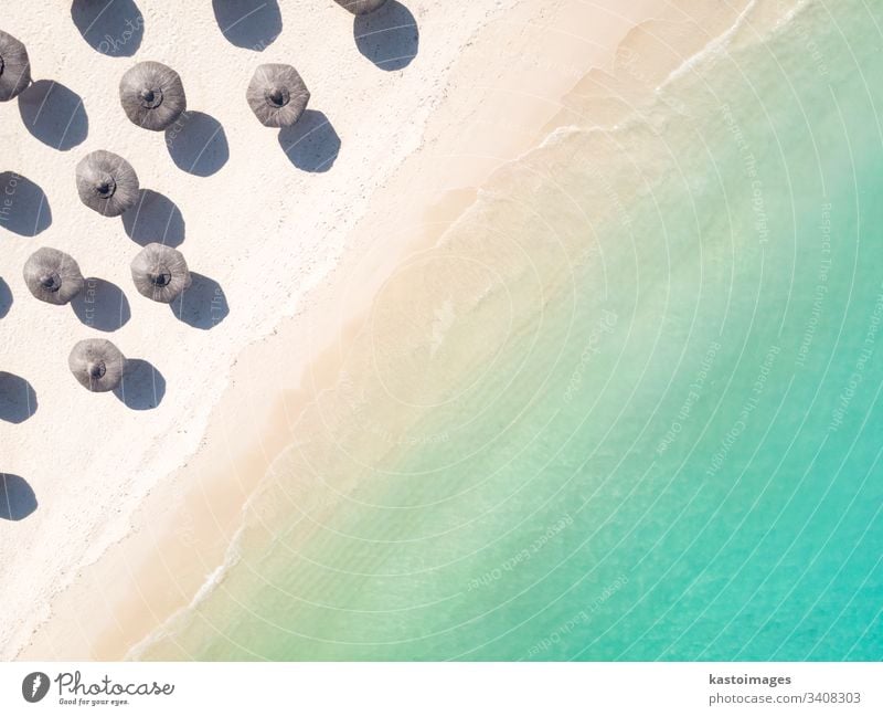Luftaufnahme des erstaunlichen tropischen weißen Sandstrandes mit Palmenblattschirmen und türkisfarbenem Meer. Strand Urlaub Sommer Insel Ufer reisen
