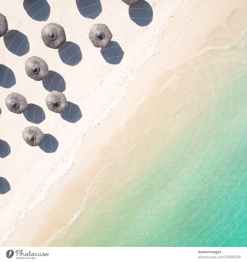 Luftaufnahme des erstaunlichen tropischen weißen Sandstrandes mit Palmenblattschirmen und türkisfarbenem Meer. Strand Urlaub Sommer Insel Ufer reisen
