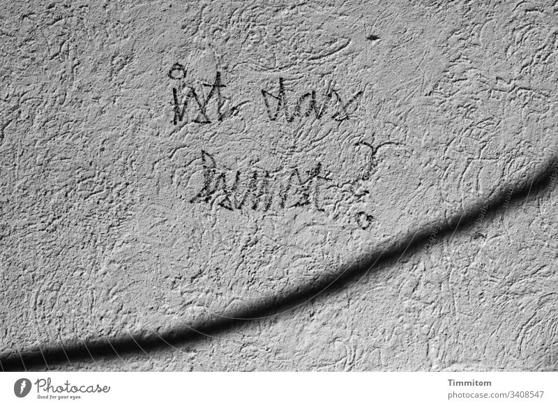Kunst am Bau | Interessante Frage an der Fassade Putz Mauer Bauwerk Menschenleer Schriftzeichen Fragezeichen