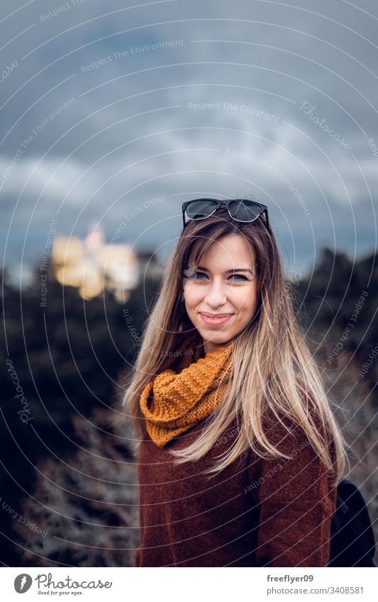 Porträt einer jungen Frau, die über einen Wald wandert vertikal blond Sonnenbrille Schal Trikot Rucksack Außenseite wandern Tourist Textfreiraum Kopie Raum 20s