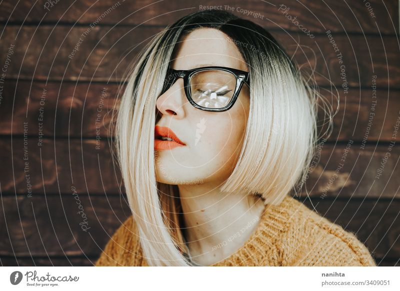 Nahes Porträt einer schönen Nerd-Frau Brille nerdig Mode trendy Model blond gerahmte Brille Ombre Frisur cool attraktiv hübsch Gesicht Zubehör modern lässig