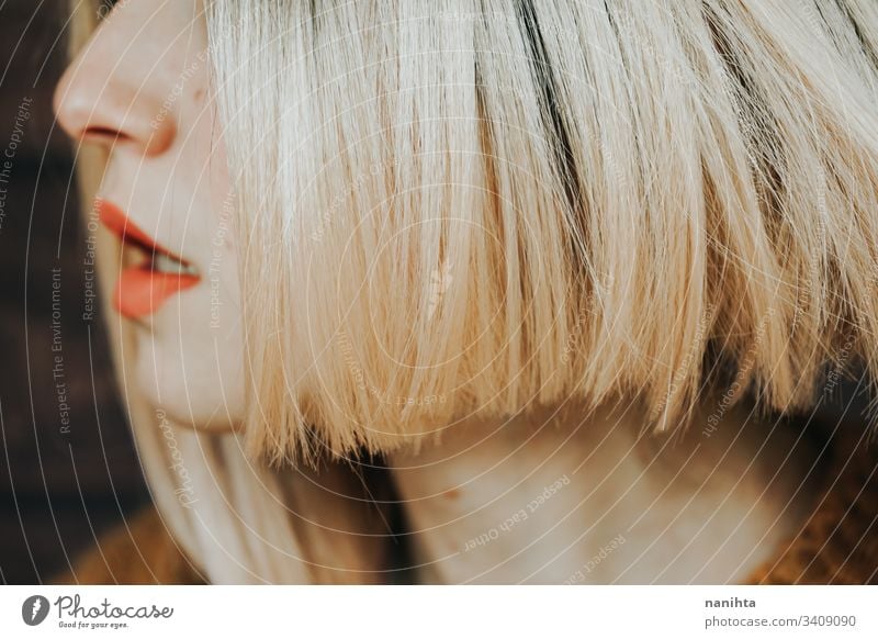 Nahaufnahme der Haare und Lippen einer jungen Frau Frisur sinnlich abschließen Gesicht hübsch blond Behaarung matt Lippenstift Haut Pflege Kosmetik wirklich