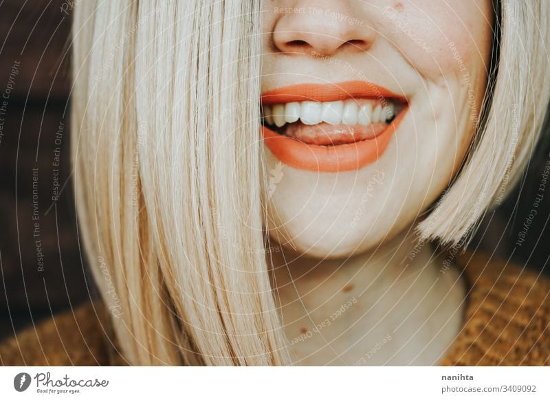 Nahaufnahme der Haare und Lippen einer jungen Frau Frisur sinnlich abschließen Gesicht hübsch blond Behaarung matt Lippenstift Haut Pflege Kosmetik wirklich