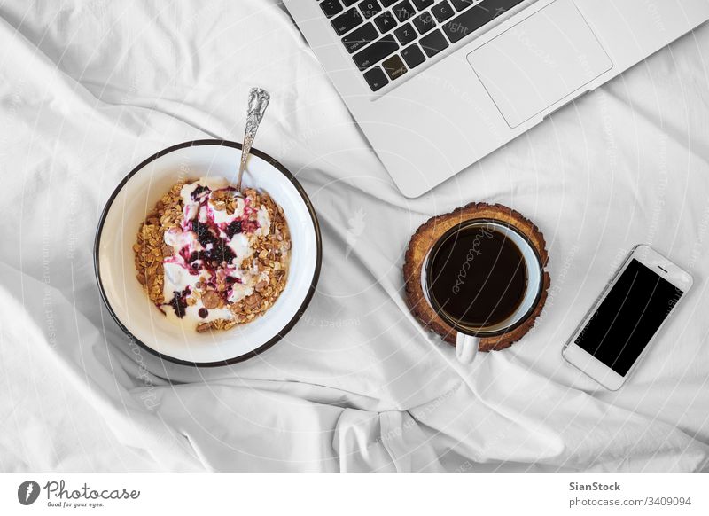 Frühstück im Bett - Ansicht von oben Kaffee Top Tasse weiß Tablett heiß Lebensmittel Hintergrund trinken Zucker süß warm Tee Sahne Stimmung heimwärts