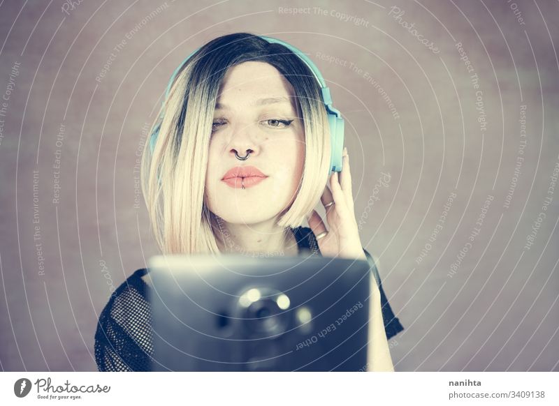 Junge moderne Frau, die Musik hört Technik & Technologie genießen frisch Musik hören Kopfhörer Piercing Headset cool Frische Jugend Hobby Freizeit Zeit Porträt