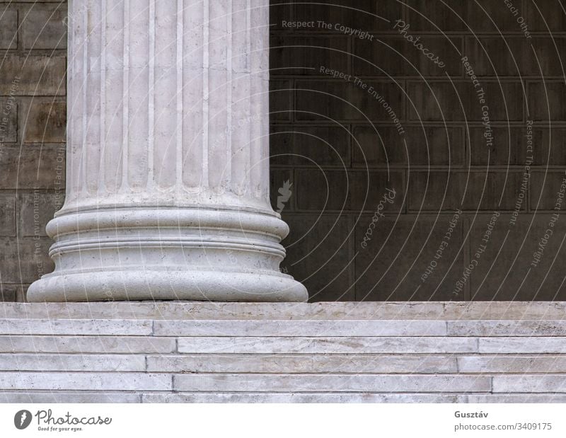 Weiße Steinsäulen mit Sockeltreppe. Hintergrund Römer Historie weiß Zylinder Stil architektonisch Detailaufnahme antik alt neoklassisch legal Spalte Architektur