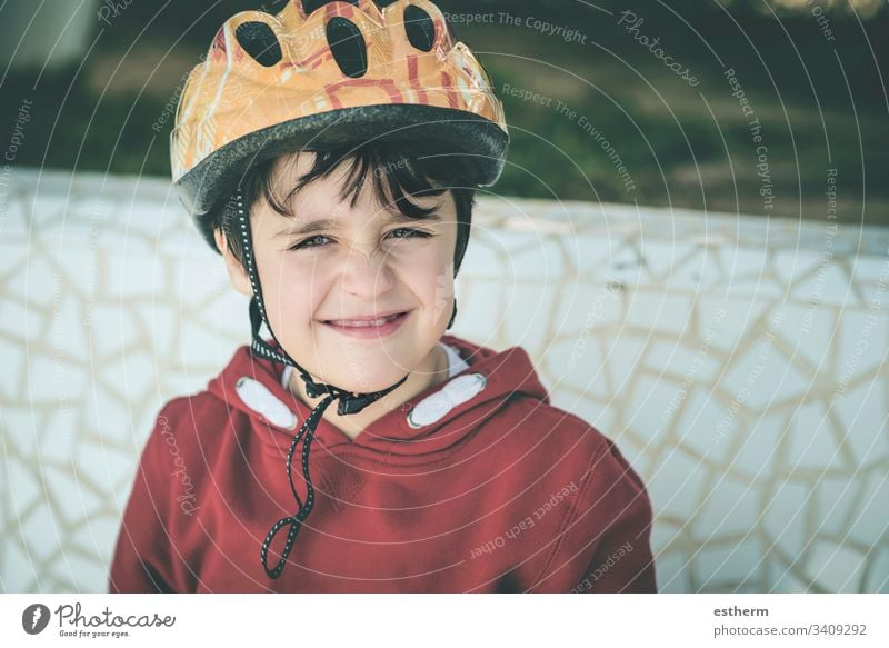 lächelndes Kind mit Fahrradhelm Radfahrer Schutzhelm Aktivität Fahrradfahren Sicherheit Sport Spaß Glück Fröhlichkeit Lächeln Gesundheit Freizeit Athlet Tropfen