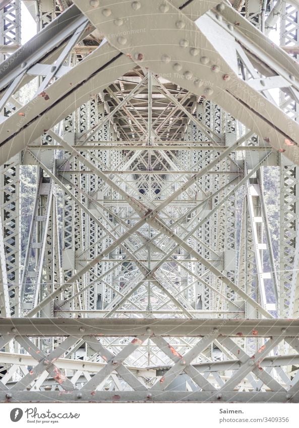 Brückengeometrie Stahl geometrisch Bolzen Linien und Formen Streben Stahlträger stabil Brückenkonstruktion Konstruktion architektur