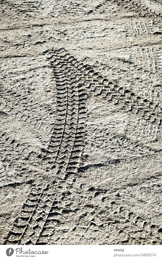 Autospuren im Dreck Reifenspuren festgefahren bleibende Eindrücke Profil Profil zeigen Profil haben Spuren Abdruck Reifenprofil Strukturen & Formen Sand Muster