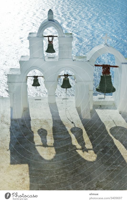 weißer Glockenturm mit 4 Glocken und deren Schatten Meer Architektur Kirche Außenaufnahme Menschenleer Ferien & Urlaub & Reisen Religion & Glaube Schönes Wetter