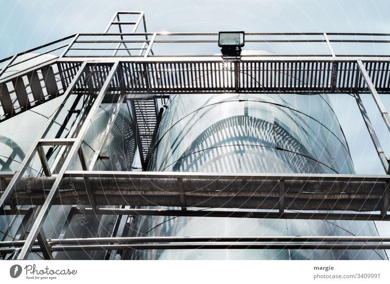 Tankanlage tanks Treppengeländer Menschenleer Architektur Außenaufnahme weintanks Geländer Schatten schattenspiel licht schatten treppen wassertanks Bauwerk