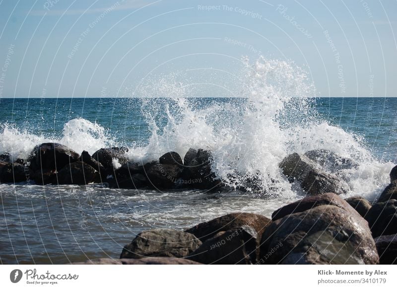 Wellenbrecher mit Gischt am Strand Meer Wasser Ozean spritzen Felsen Steine blau weiß Wassertropfen Natur Naturschauspiel Küste Brandung Wind salzig See Ostsee
