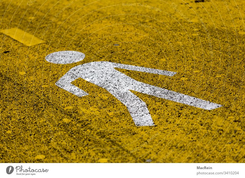Fussgänger Pictogramm fussgänger pictogramm wegweiser richtung information hinweisschild darstellung stilisiert symbol asphalt strasse teerstrasse gelb niemand
