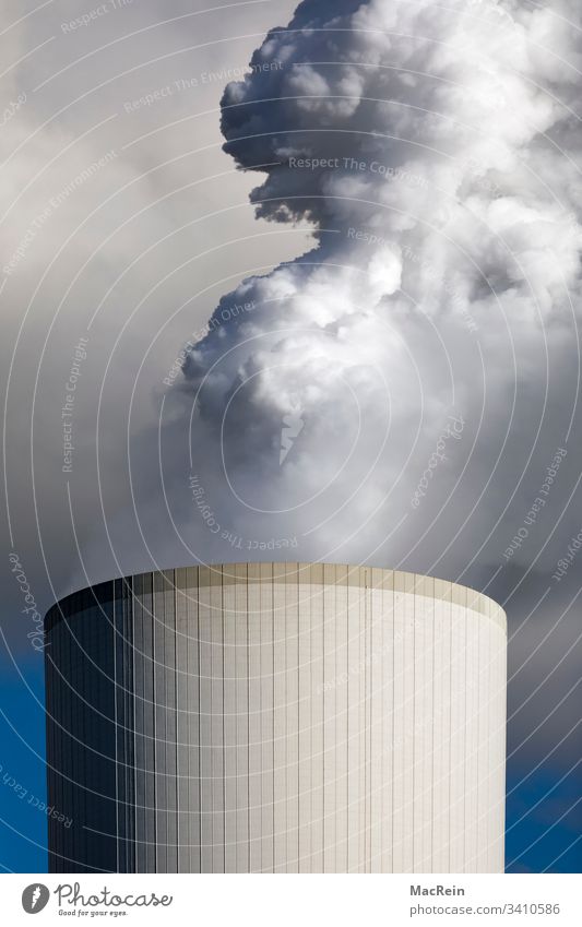 Kernreaktor kernreaktor atomreaktor atommeiler atomkraftwerk hochofen duisburg qualm rauch dunst dunstglocke grau umweltverschmutzung himmel morgens