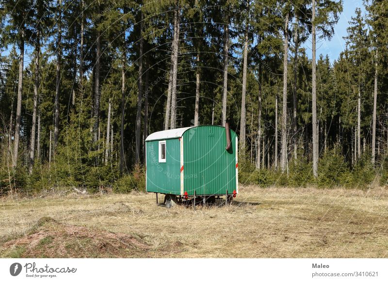 Mobile Holzfällerhütte steht im Wald Hintergrund alpin Kunst Kunstwerk schön blau Postkarte Weihnachten Klettern kalt Cottage extrem Fee fantastisch Phantasie