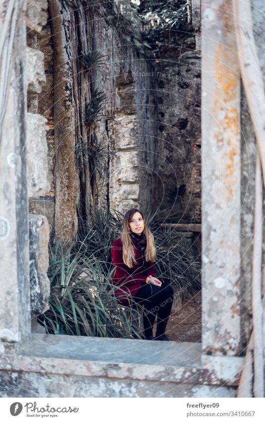 Frau sitzt auf den Ruinen einer antiken Kirche Tourist Verlassen Gebäude Nonnenkloster Moos berühmt historisch Historie national Ort Felsen Kloster Park Kunst