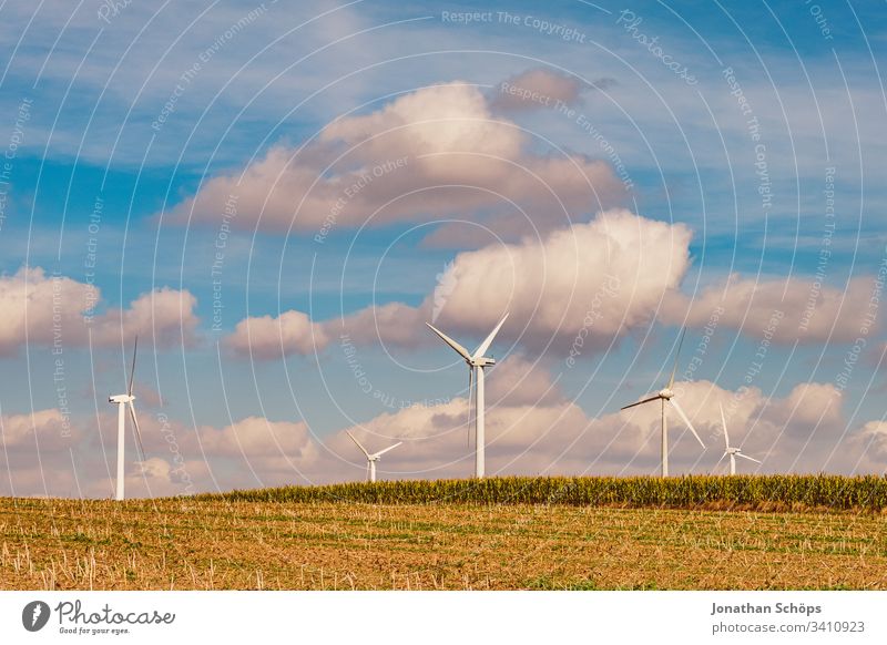 ökologisches Windkraftwerk mit erneuerbarer grüner Energie auf einem Feld in der Abendsonne alternativ Hintergrund blau Wandel & Veränderung Sauberkeit