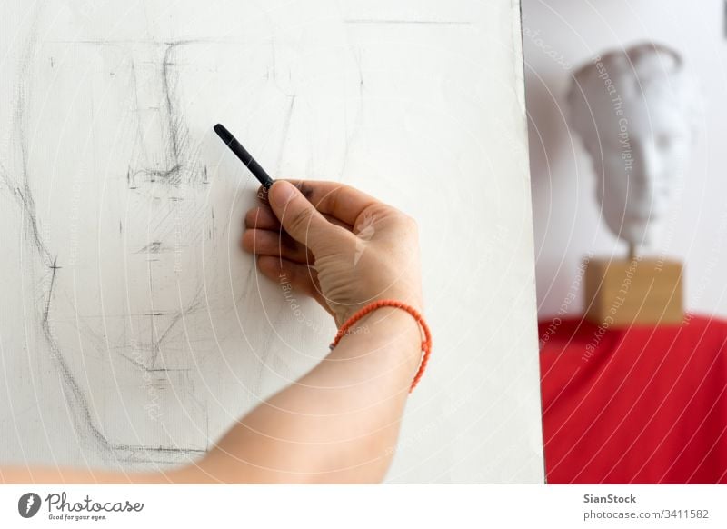 Künstlerin beim Zeichnen von Bleistift-Portrait, Nahaufnahme Malerei Werkstatt Zeichnung Kunst Anstreicher Hobby Hintergrund Bildhauerei Skizze Atelier Handwerk