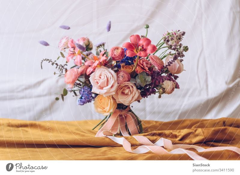 Stilleben mit einem schönen Blumenstrauß Tisch Vase Hochzeit Dekoration & Verzierung weiß Hintergrund Innenbereich Ordnung Abendessen romantisch rosa Roséwein