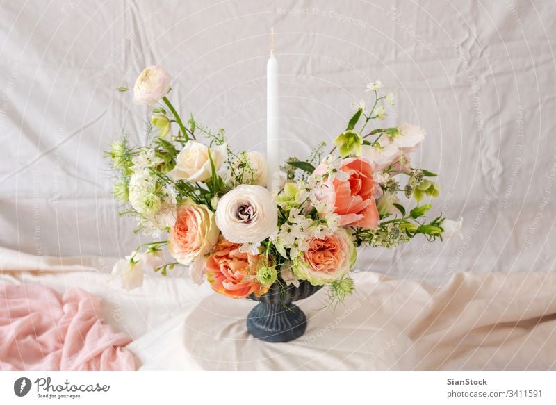 Stilleben mit einem schönen Blumenstrauß Tisch Vase Kerzen Hochzeit Dekoration & Verzierung weiß Hintergrund Innenbereich Ordnung Abendessen romantisch rosa