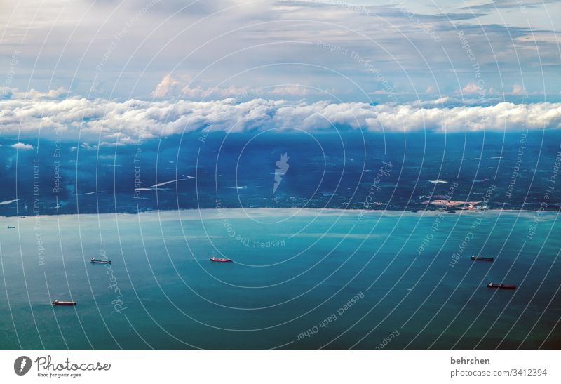 über den wolken... Luft atmen fliegen Kuala Lumpur von oben Hafenstadt Küste Hoffnung träumen wunderschön Containerschiff Schiff blau Wasser Meer Licht