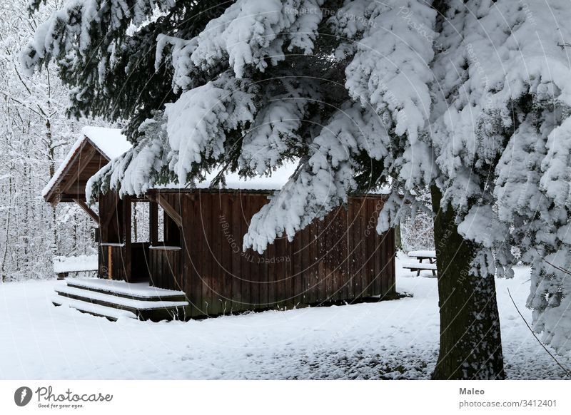 Winterlandschaft mit einer Hütte im Wald Haus Landschaft Schnee Natur blau Feiertag Kiefer Saison Baum Holz kalt Kabine Weihnachten heimwärts ruhig