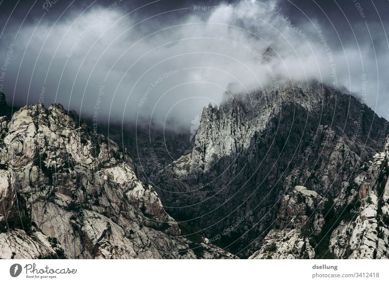 Schroffer Berggipfel eingehüllt in dunkle Wolken Europa Freiheit Kontrast bewölkt Abenteuer Natur Gedeckte Farben Menschenleer Tag Farbfoto Außenaufnahme grau