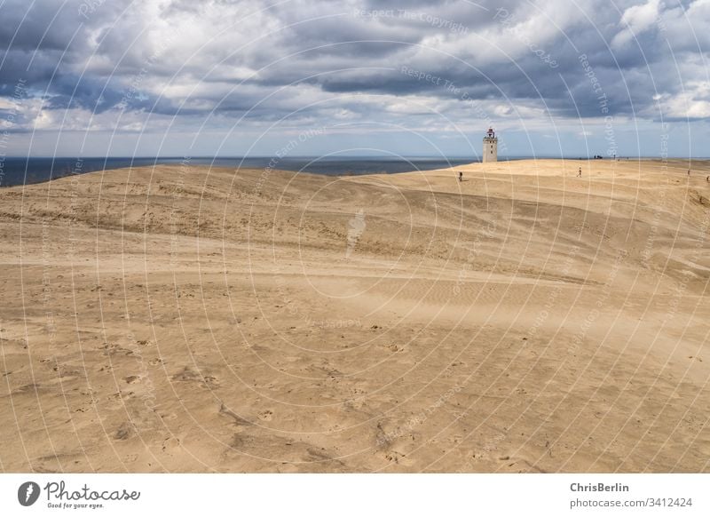 Leuchtturm in den Dünen Sand verweht Strang Nordsee wolken Himmel Außenaufnahme Wolken Farbfoto Küste Landschaft Natur Ferien & Urlaub & Reisen Tourismus