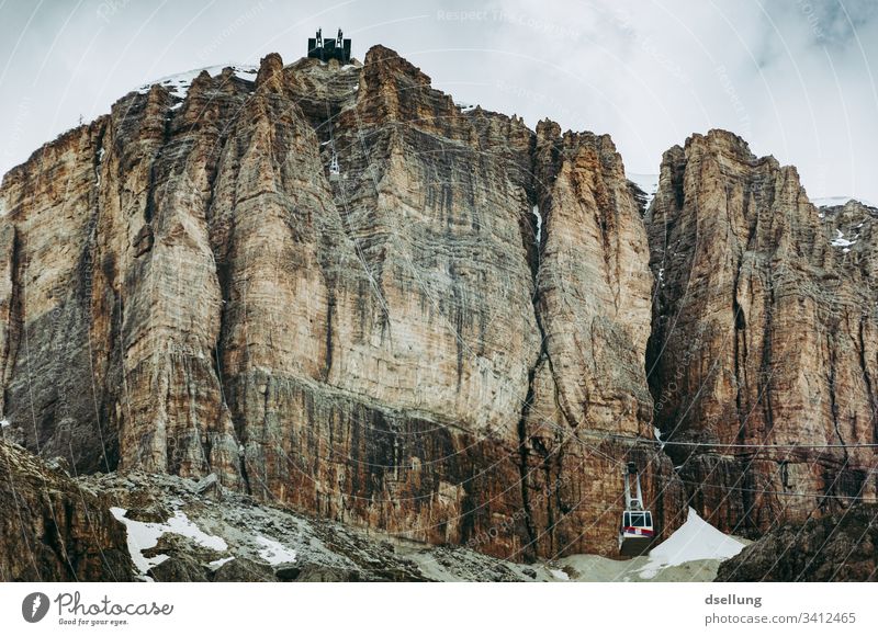 Felswand mit Seilbahn in den Dolomiten Berge u. Gebirge wandern Südtirol Klettern Farbfoto Erholung bizarr anstrengen Abenteuer Begeisterung grau fantastisch