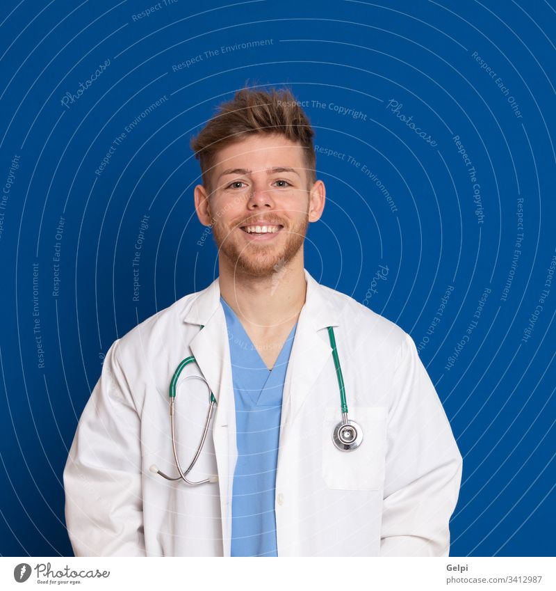 Attraktiver Arzt mit weißem Laborkittel auf blauem Hintergrund Uniform Gesundheit überblicken Stethoskop medizinisch Glück Lächeln freudig positiv entspannt