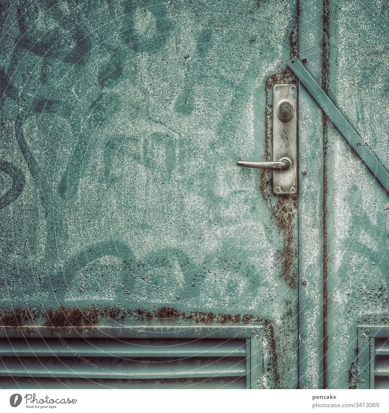 ausgangssperre Tür Ausgang zu geschlossen alt Eisentüre verkratzt verwittert lackiert Schriftzeichen Ausgangssperre eingesperrt ausgesperrt Detailaufnahme